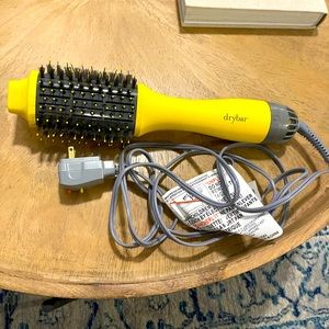 Drybar double shot brush. Only used a handful of times, in perfect condition.